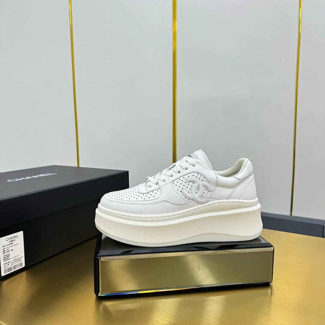 👟👟Ex-factory price 600👟👟 Upgraded version, upgraded version, upgraded version! No rebuttal accepted! ! ! ! Chanel Chanel panda shoes! 2025 counter's top casual sports shoes. This classic design; the upper is electro-embroidered with a variety of techniques; the outsole is fashionable and sporty; the unusual inclusion of a variety of color matching elements... The diversified mix and match is very good-looking and versatile, and can be used for leisure, fashion, sports, and outdoor... ꫛꫀꪝ Go➫ Materials: ❶Upper made of: original imported first-layer silk cowhide + original waterproof cloth + original first-layer cowhide ❷Inner lining: Original Yangli+Net ❸Outsole based on: Original TPU combination outsole Counter boutique packaging complete set for women 35–41 👉 👉